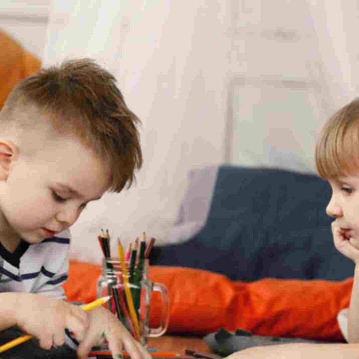 ਬੱਚੇ ਬਹੁਤ ਚੰਚਲ ਹੁੰਦੇ ਹਨ ਅਤੇ ਇਹੀ ਕਾਰਨ ਹੈ ਕਿ ਉਹ ਪੜ੍ਹਦੇ ਸਮੇਂ ਬਹੁਤ ਜਲਦੀ ਬੋਰ ਹੋ ਜਾਂਦੇ ਹਨ। ਜੇਕਰ ਬੱਚੇ ਲਗਨ ਨਾਲ ਪੜ੍ਹਦੇ ਹਨ ਜਾਂ ਉਨ੍ਹਾਂ ਨੂੰ ਕਿਤਾਬਾਂ ਨਾਲ ਪਿਆਰ ਹੋ ਜਾਂਦਾ ਹੈ, ਤਾਂ ਅਜਿਹਾ ਝਿੜਕਾਂ ਨਾਲ ਨਹੀਂ ਹੋਵੇਗਾ। ਮਾਪੇ ਬੱਚਿਆਂ ਨੂੰ ਪੜ੍ਹਾਉਣ ਲਈ ਕੁਝ ਵੱਖ-ਵੱਖ ਤਰਕੀਬਾਂ ਅਪਣਾ ਸਕਦੇ ਹਨ।