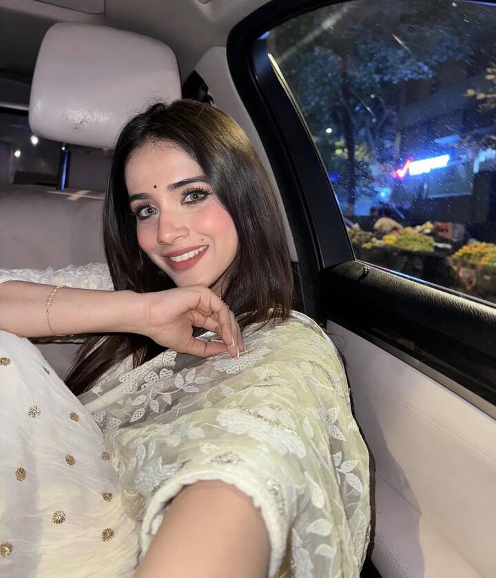 प्रतीक्षा के नए प्रोजेक्ट को लेकर तो कोई अपडेट सामने नहीं आया है लेकिन एक्ट्रेस सोशल मीडिया पर काफी एक्टिव हो गई हैं.