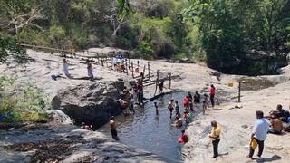 kumbakkarai falls Tourists bathing in stagnant water scorching summer sun - TNN Kumbakkarai Falls: சுட்டெரிக்கும் கோடை வெயில்... குளம்போல் தேங்கிய  நீரில் குளிக்கும் சுற்றுலா பயணிகள்