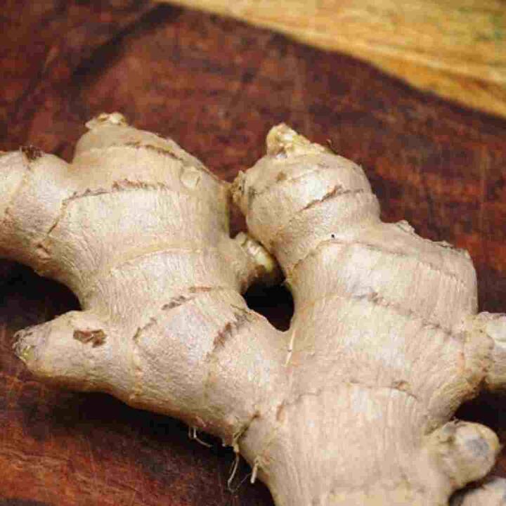 ਜਦੋਂ ਵੀ ਤੁਸੀਂ ਬਾਜ਼ਾਰ ਤੋਂ ਅਦਰਕ ਖਰੀਦਦੇ ਹੋ ਤਾਂ ਇਸ ਨੂੰ ਪਲਾਸਟਿਕ ਦੇ ਬੈਗ 'ਚ ਲਪੇਟ ਕੇ ਨਾ ਰੱਖੋ। ਇਸ ਤਰ੍ਹਾਂ ਉਹ ਜਲਦੀ ਖਰਾਬ ਹੋ ਜਾਣਗੇ। ਇਸ ਦੀ ਬਜਾਏ, ਅਦਰਕ ਨੂੰ ਟਿਸ਼ੂ ਨਾਲ ਪੂੰਝੋ ਅਤੇ ਫਿਰ ਇਸਨੂੰ ਸੂਤੀ ਕੱਪੜੇ ਵਿੱਚ ਲਪੇਟੋ।