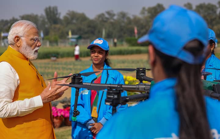 આમાંની એક યોજના પ્રધાનમંત્રી ડ્રોન દીદી યોજના છે. આ યોજના હેઠળ, મહિલાઓને માત્ર ડ્રોન ચલાવવા માટે જ શિક્ષિત નથી. હકીકતમાં, તેમને ડ્રોન પણ આપવામાં આવે છે.