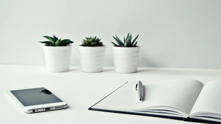 ঘামের হাত থেকে ফোন বাঁচাতে হেডফোন বা ইয়ারফোনে কথা বলতে পারেন।(ছবি ঋণ - পিক্স্যাবে)