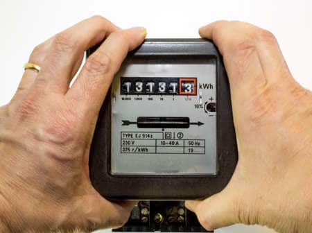 ਗਰਮੀਆਂ ਦੇ ਮੌਸਮ ਵਿੱਚ ਬਿਜਲੀ ਦਾ ਬਿੱਲ ਤੁਹਾਨੂੰ ਪਰੇਸ਼ਾਨ ਕਰ ਦਿੰਦਾ ਹੈ। ਅਜਿਹੇ 'ਚ ਜੇਕਰ ਤੁਸੀਂ ਵੀ ਬਿਜਲੀ ਦੀ ਬੱਚਤ ਕਰਨਾ ਚਾਹੁੰਦੇ ਹੋ ਤਾਂ ਅਸੀਂ ਤੁਹਾਨੂੰ ਕੁਝ ਟਿਪਸ ਦੱਸਣ ਜਾ ਰਹੇ ਹਾਂ।