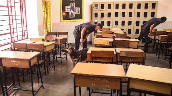 Delhi Noida Schools Bomb Threat: दिल्ली-एनसीआर के स्कूलों में बम की धमकी के इमेल के बाद दहशत का माहौल हो गया. वहीं इस मामले में अब बड़ा खुलासा हुआ है.