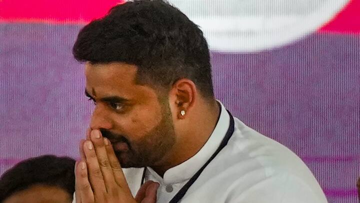 प्रज्वल रेवन्ना के पूर्व कार ड्राइवर कार्तिक ने कहा कि वह पिछले 15 सालों से काम कर रहे थे, लेकिन करीब एक साल से उन्होंने काम छोड़ दिया है. उन्होंने कहा, ‘‘ प्रज्वल से दूरी बनाने का कारण यह था कि मेरी जमीन छीन ली गई और मेरी पत्नी को पीटा गया. मुझे मानसिक रूप से प्रताड़ित किया गया. जमीन वापस लेने की लड़ाई लड़ने के लिए मैंने नौकरी छोड़ी.’’