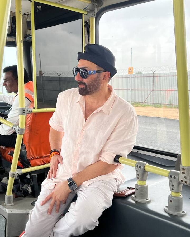 सनी ने आगे कहा- 'मेरे बेटे की शादी हुई, फिर गदर 2 रिलीज हुई, उससे पहले पिताजी की फिल्म रॉकी और रानी की प्रेम कहानी भी रिलीज हुई और हमें यकीन नहीं हो रहा था कि हमें इतना सौभाग्य कैसे मिला.'