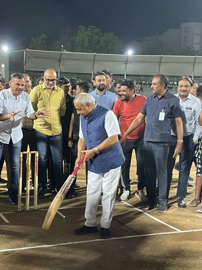 મહેસાણા ક્રિકેટ ગ્રાઉન્ડ ખાતે ચાલી રહેલી ક્રિકેટ ટુર્નામેન્ટની ફાઈનલ મેચ દરમિયાન પૂર્વ નાયબ મુખ્યમંત્રી નીતિન પટેલે ફટકા બાજી કરી હતી.