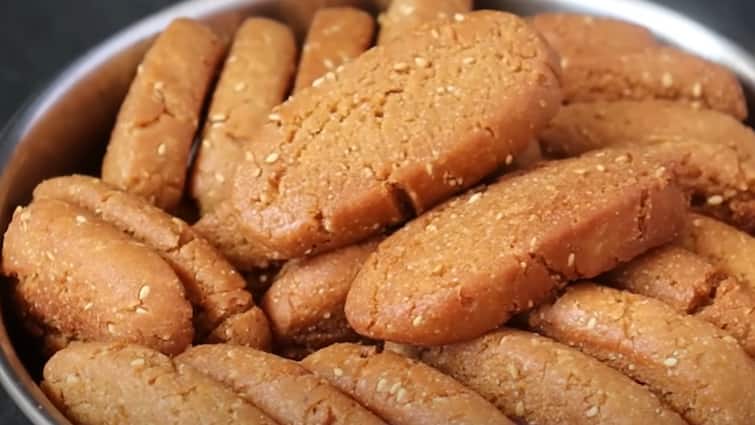crispy wheat khajoor recipe கோதுமை மாவில் மொறு மொறு கஜூர் ஸ்வீட் - செய்முறை இதோ !