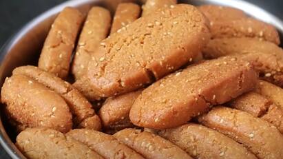 crispy wheat khajoor recipe கோதுமை மாவில் மொறு மொறு கஜூர் ஸ்வீட் - செய்முறை இதோ !