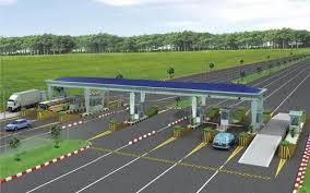 ਇਨ੍ਹਾਂ ਸਵਾਲਾਂ ਦੇ ਜਵਾਬ ਬੁਨਿਆਦੀ ਢਾਂਚਾ ਮਾਹਿਰ (Infrastructure Expert) ਦੁਆਰਾ ਦਿੱਤੇ ਗਏ ਹਨ, ਆਓ ਜਾਣਦੇ ਹਾਂ। ਬੁਨਿਆਦੀ ਢਾਂਚਾ ਮਾਹਿਰ ਵੈਭਵ ਡਾਂਗੇ ਨੇ ਕਿਹਾ ਕਿ ਦਿੱਲੀ-ਮੁੰਬਈ ਐਕਸਪ੍ਰੈਸਵੇਅ ਉਤੇ ਆਟੋਮੈਟਿਕ ਟੋਲ ਸਿਸਟਮ ਦਾ ਸਫਲ ਪਾਇਲਟ ਪ੍ਰੋਜੈਕਟ ਕੀਤਾ ਗਿਆ ਹੈ। ਇਸ ਲਈ ਪੂਰੇ ਨੈਸ਼ਨਲ ਹਾਈਵੇਅ ਦੀ ਜੀਓ ਫੈਂਸਿੰਗ ਕੀਤੀ ਜਾਵੇਗੀ। ਇਸ ਦੇ ਨਾਲ ਹੀ ਵਾਹਨਾਂ ਵਿੱਚ ਇੱਕ ਛੋਟਾ ਆਨ-ਬੋਰਡ ਡਿਵਾਈਸ ਲਗਾਇਆ ਜਾਵੇਗਾ। ਜਿਸ ਨੂੰ ਸੈਟੇਲਾਈਟ ਰਾਹੀਂ ਜੋੜਿਆ ਜਾਵੇਗਾ। ਇਹ ਯੰਤਰ ਨਵੇਂ ਵਾਹਨਾਂ ਵਿੱਚ ਲੱਗ ਕੇ ਆ ਸਕਦਾ ਹੈ, ਇਸ ਬਾਰੇ ਸਰਕਾਰ ਦੀ ਨੀਤੀ ਤੈਅ ਹੋਵੇਗੀ ਅਤੇ ਇਸ ਨੂੰ ਪੁਰਾਣੇ ਵਾਹਨਾਂ ਵਿੱਚ ਲਗਾਉਣਾ ਪੈ ਸਕਦਾ ਹੈ।