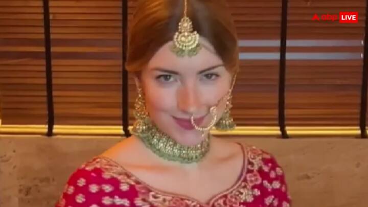 ध्रुव राठी की पत्नी जूली जर्मनी की रहने वाली हैं, दोनों की पहली मुलाकात एक ट्रैक पर हुई. राठी ने अपनी पत्नी के साथ प्रेम कहानी को यूजर्स के साथ शेयर किया है.