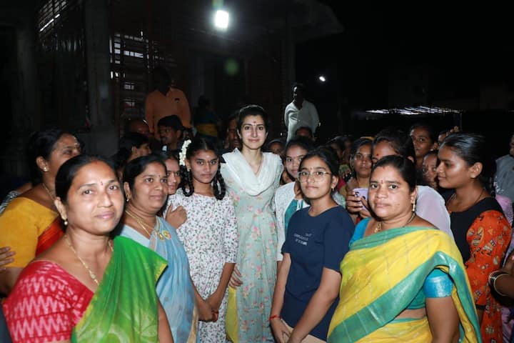 మహిళలతో కలిసి బ్రాహ్మణి