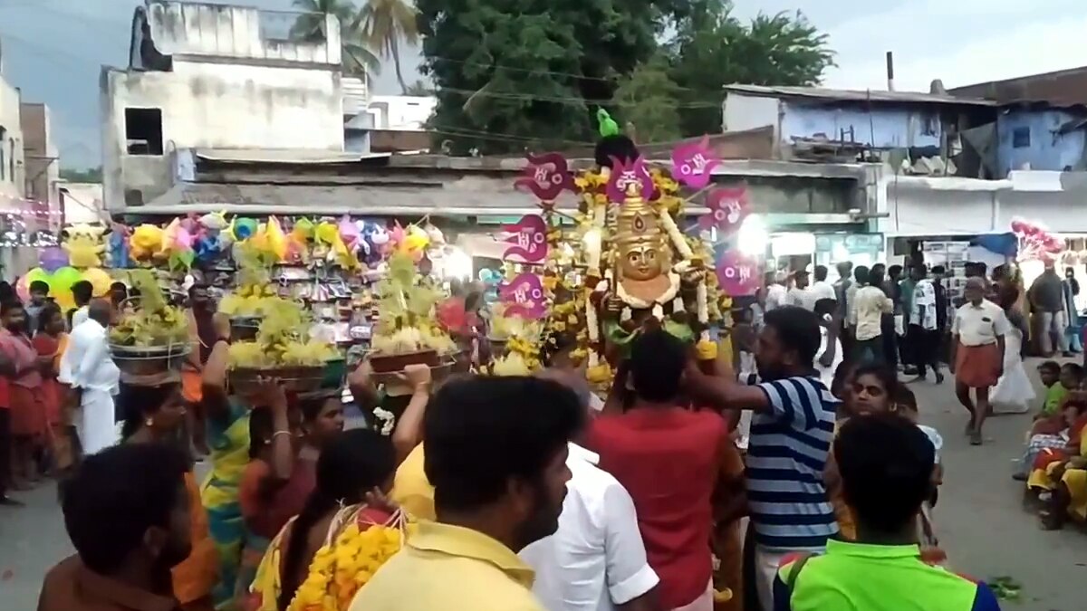 Theni: கம்பம் கெளமாரியம்மன் கோயில் திருவிழா; அக்னி சட்டி எடுத்து பக்தர்கள் வழிபாடு