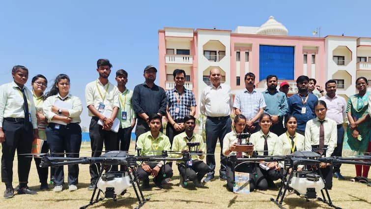 Gorakhpur Mahayogi Gorakhnath University students made drone for agriculture graduates Gorakhpur News: महायोगी गोरखनाथ विश्वविद्यालय के कृषि स्नातक छात्रों के लिए मंगाए गए ड्रोन, जल्द होगा प्रशिक्षण