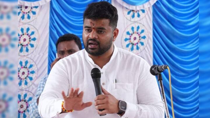 क्राइम तक के मुताबिक, वीडियो सामने आने के बाद प्रज्वल रेवन्ना के लोग पुलिस स्टेशन पहुंचे और शिकायत की कि चुनाव के दौरान बदनाम करने के लिए साजिश रची जा रही है. रेवन्ना का चेहरा लगाया गया है. मामला चल ही रहा था कि 26 अप्रैल को हासन सीट पर इलेक्शन हो गए. इसके बाद रेवन्ना जर्मनी चला गया.