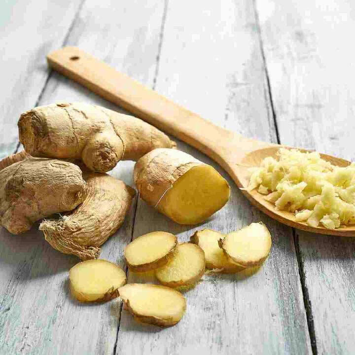 ਕਈ ਵਾਰ ਅਦਰਕ ਦੀ ਕੀਮਤ ਘੱਟ ਹੋਣ 'ਤੇ ਲੋਕ ਬਹੁਤ ਸਾਰਾ ਅਦਰਕ ਖਰੀਦ ਲੈਂਦੇ ਹਨ ਪਰ ਇਹ ਹੌਲੀ-ਹੌਲੀ ਖਰਾਬ ਹੋਣ ਲੱਗਦਾ ਹੈ। ਅਜਿਹੀ ਸਥਿਤੀ 'ਚ ਅਦਰਕ ਨੂੰ ਛੋਟੇ-ਛੋਟੇ ਟੁਕੜਿਆਂ 'ਚ ਕੱਟ ਲਓ। ਹੁਣ ਸਿਰਕੇ ਨੂੰ ਇੱਕ ਬੋਤਲ ਵਿੱਚ ਰੱਖੋ ਅਤੇ ਇਸ ਵਿੱਚ ਅਦਰਕ ਪਾਓ। ਇਸ ਤਰ੍ਹਾਂ ਅਦਰਕ ਪੂਰਾ ਮਹੀਨਾ ਖਰਾਬ ਨਹੀਂ ਹੋਵੇਗਾ।