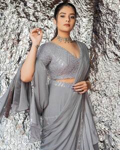 Anchor Sreemukhi: యాంకర్ శ్రీముఖి... ఏ డ్రస్ వేసినా చూపుల్తో చంపేస్తుంది మరి