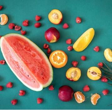 ਜਾਣਕਾਰੀ ਦੀ ਘਾਟ ਕਾਰਨ ਜ਼ਿਆਦਾਤਰ ਲੋਕ ਕੋਈ ਵੀ ਫਲ ਚੁੱਕ ਕੇ ਕਦੇ ਵੀ ਖਾ ਲੈਂਦੇ ਹਨ। ਪਰ ਇਹ ਬਹੁਤ ਖ਼ਤਰਨਾਕ ਗੱਲ ਹੈ, ਇਸ ਮਾਮਲੇ ਵਿੱਚ ਕਈ ਵਾਰ ਲਾਭ ਦੀ ਬਜਾਏ ਨੁਕਸਾਨ ਹੁੰਦਾ ਹੈ। ਅੱਜ ਇਸ ਆਰਟੀਕਲ ਦੇ ਰਾਹੀਂ ਤੁਹਾਨੂੰ ਦੱਸਾਂਗੇ ਖਾਲੀ ਪੇਟ ਕਿਹੜੇ ਫਲਾਂ ਨੂੰ ਆਰਾਮ ਨਾਲ ਖਾਇਆ ਜਾ ਸਕਦਾ ਹੈ। ਤਾਂ ਜੋ ਤੁਹਾਨੂੰ ਇਸ ਦਾ ਲਾਭ ਮਿਲ ਸਕੇ।