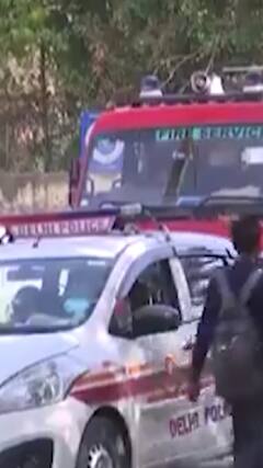 Delhi: द्वारका के स्कूल में बम की धमकी के बाद पहुंचा बम निरोधक दस्ता | ABP Shorts