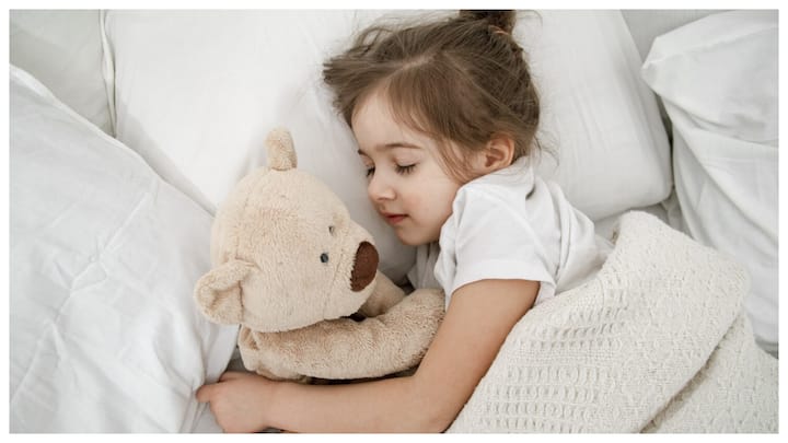 बच्चों को समय पर सोना बहुत जरूरी है क्योंकि अच्छी नींद उनकी हेल्थ और विकास के लिए अहम है. अगर आपका बच्चा रात में देर से सोता है, तो यहां कुछ आसान ट्रिक्स हैं जो उसे जल्दी सोने में मदद कर सकते हैं.