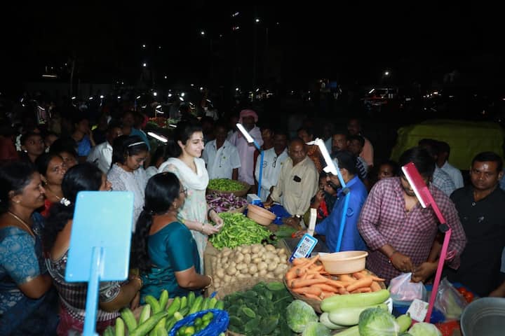 వ్యాపారుల సమస్యలు తెలుసుకుంటూ