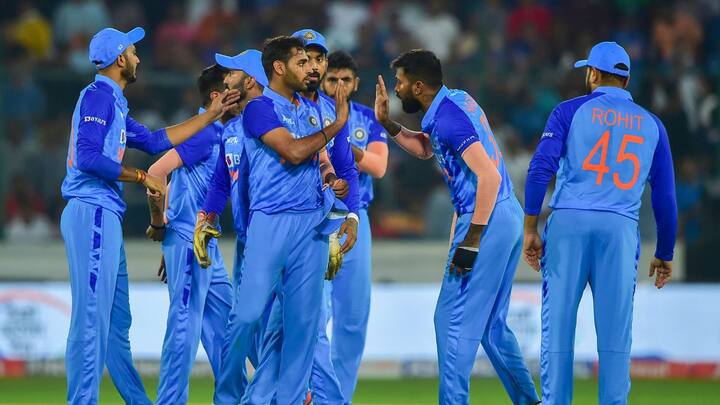 একসময় ভারতীয় সীমিত ওভারের দলের অবিচ্ছেদ্য অঙ্গ ছিলেন ভুবনেশ্বর কুমার। তবে ২০২২ সাল থেকে ভারতের হয়ে টি-টোয়েন্টি খেলেননি। স্বাভাবিকভাবেই বিশ্বকাপ দলেও নেই ভুবি।