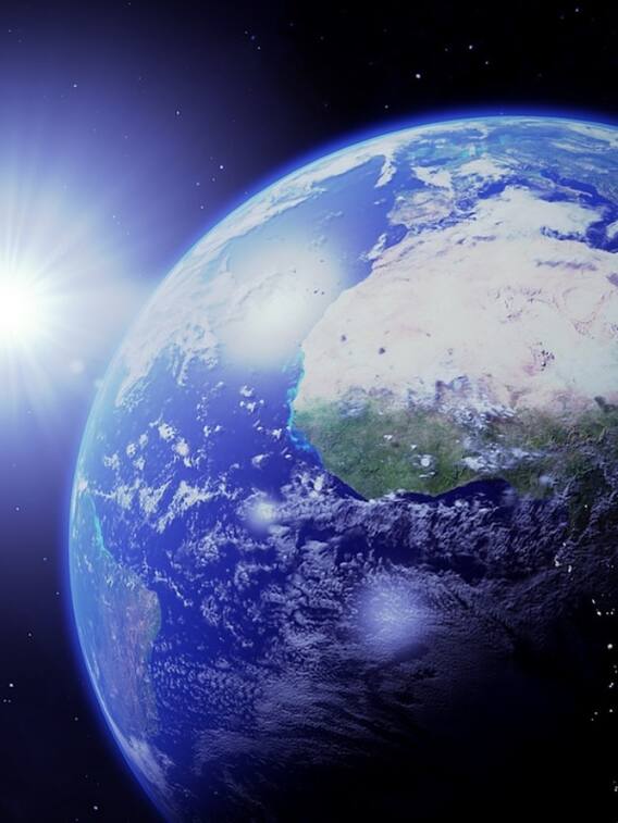 पृथ्वी किस दिशा में घूमती रहती है?