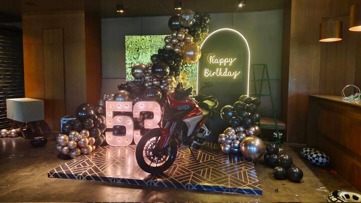 தமிழ் சினிமா ரசிகர்கள் தலை மேல் தூக்கி வைத்து கொண்டாடும் நடிகர் அஜித்தின் பிறந்தநாள் இன்று. அஜித்தின் ஆசை மனைவி மற்றும் நடிகையுமான ஷாலினி, அவருக்கு டுகாட்டி பைக்கை பரிசளித்துள்ளார்.