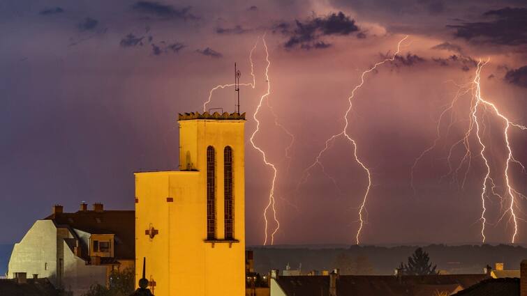 Hong Kong Lightning Strikes hit around 10000 times overnight see video Lightning Strikes: महज 12 घंटे में 10 हजार बार गिरी बिजली, आसमान से बरपे कहर की देखें वीडियो