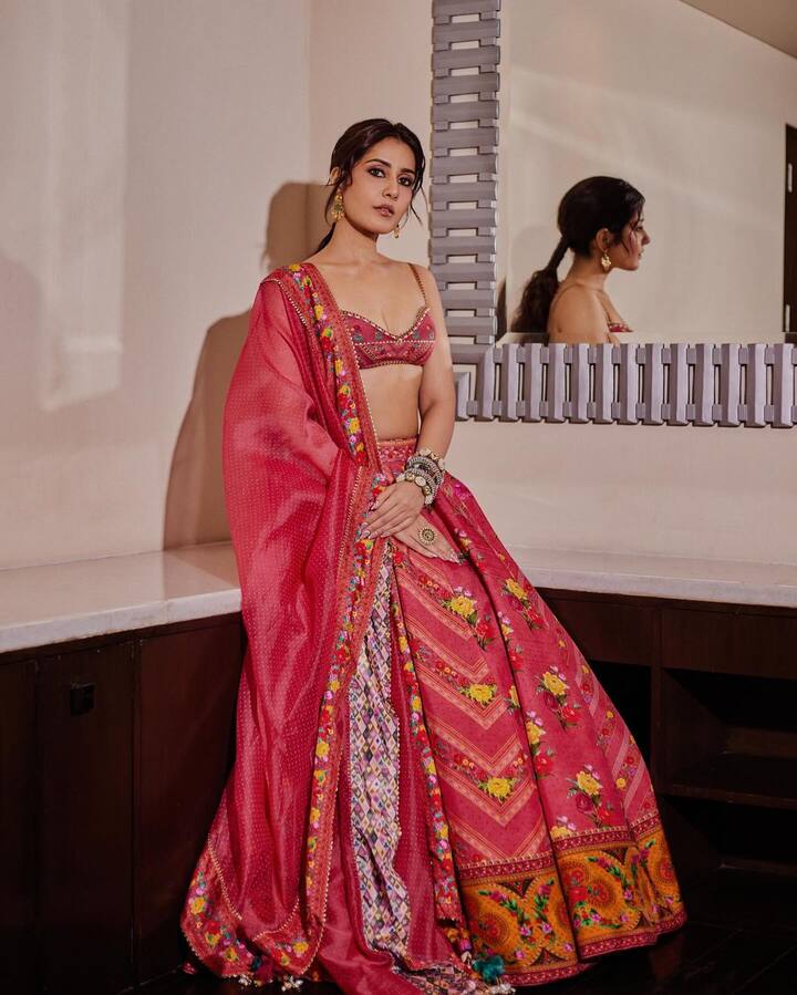 తాజాగా ‘బాక్‘ ప్రమోషన్ లో భాగంగా ఆమె ధరించిన డ్రెస్ ఆహా అనిపించింది. Photo Credit: Raashii Khanna/Instagram