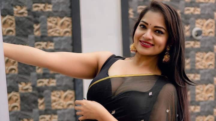 Ashwini Latest Photos : బిగ్​బాస్​ అశ్విని తన లేటెస్ట్ ఫోటోలను సోషల్ మీడియాలో షేర్ చేసింది. బ్లాక్ శారీలో అందంగా ముస్తాబై ఫోటోలకు ఫోజులిచ్చింది.