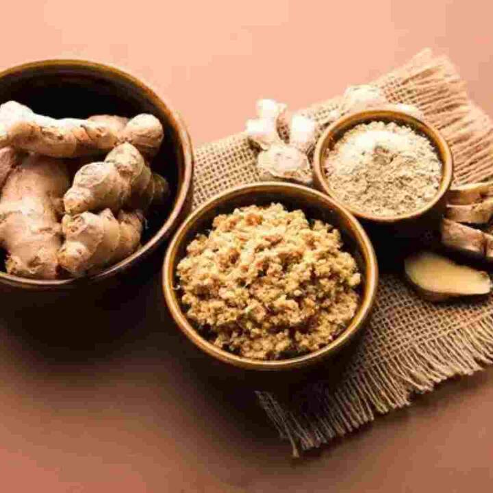 ਪਰ ਜਦੋਂ ਅਦਰਕ ਦੀ ਗੱਲ ਆਉਂਦੀ ਹੈ, ਤਾਂ ਸਥਿਤੀ ਉਲਟ ਹੋ ਜਾਂਦੀ ਹੈ। ਅਸਲ 'ਚ ਇਸ ਨੂੰ ਫਰਿੱਜ 'ਚ ਰੱਖਣ ਨਾਲ ਅਦਰਕ ਜਲਦੀ ਸੁੱਕਣਾ ਸ਼ੁਰੂ ਹੋ ਜਾਂਦਾ ਹੈ। ਅਜਿਹੇ 'ਚ ਜਦੋਂ ਤੁਸੀਂ ਚਾਹ ਜਾਂ ਕਿਸੇ ਹੋਰ ਚੀਜ਼ 'ਚ ਇਸ ਦੀ ਵਰਤੋਂ ਕਰਦੇ ਹੋ ਤਾਂ ਅਦਰਕ ਦਾ ਕੋਈ ਸਵਾਦ ਨਹੀਂ ਰਹਿੰਦਾ। ਅਕਸਰ ਲੋਕ ਸੋਚਦੇ ਹਨ ਕਿ ਅਦਰਕ ਨੂੰ ਲੰਬੇ ਸਮੇਂ ਤੱਕ ਤਾਜ਼ਾ ਕਿਵੇਂ ਰੱਖਿਆ ਜਾਵੇ।