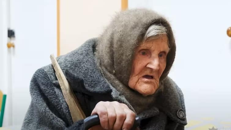 98 year old Ukrainian woman walks miles to flee Russian occupation Russia Ukraine War: 98 ఏళ్ల వయసులో చేతికర్రతో 10 కిలోమీటర్ల కాలినడక, ఉక్రెయిన్ వృద్ధురాలి సాహసం