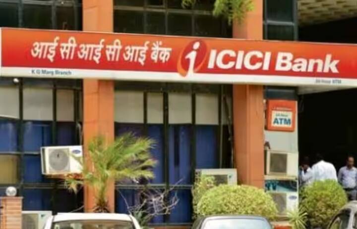 ਦੇਸ਼ ਦੇ ਸਭ ਤੋਂ ਵੱਡੇ ਨਿੱਜੀ ਖੇਤਰ ਦੇ ਬੈਂਕ ICICI ਬੈਂਕ ਨੇ ਆਪਣੇ ਬਚਤ ਖਾਤੇ ਦੇ ਨਿਯਮਾਂ ਵਿੱਚ ਬਦਲਾਅ ਕੀਤਾ ਹੈ। ਬੈਂਕ ਨੇ ਕਈ ਸੇਵਾਵਾਂ ਜਿਵੇਂ ਕਿ ਡੈਬਿਟ ਕਾਰਡ ਚਾਰਜ, ਚੈੱਕ ਬੁੱਕ ਜਾਰੀ ਕਰਨ ਦੇ ਖਰਚੇ, IMPS ਆਦਿ ਲਈ ਖਰਚੇ ਬਦਲ ਦਿੱਤੇ ਹਨ। ਇਹ ਨਿਯਮ 1 ਮਈ 2024 ਯਾਨੀ ਬੁੱਧਵਾਰ ਤੋਂ ਲਾਗੂ ਹੋ ਗਏ ਹਨ।