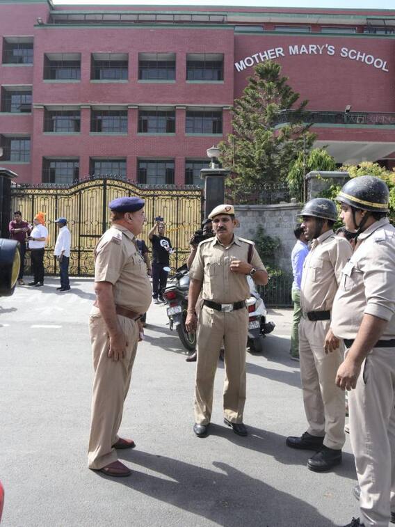 दिल्ली-नोएडा के किन स्कूलों को मिली बम की धमकी?