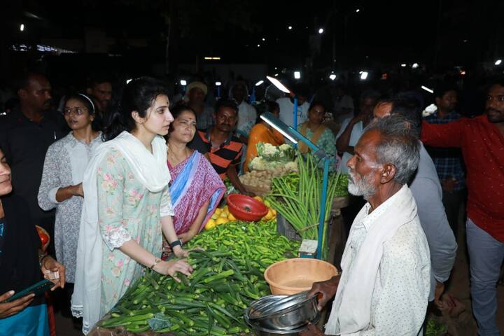 కూరగాయల వ్యాపారి సమస్యలు తెలుసుకుంటూ