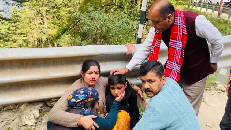Jai Ram Thakur Himachal Pradesh Former CM help injured people in Kufri ANN जयराम ठाकुर ने पेश की मानवता की मिसाल, शिमला से लौटते वक्त हादसे में घायल लोगों को पहुंचाया अस्पताल