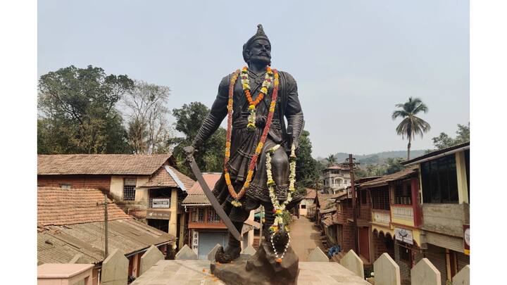 औरंगजेबाची कबर छत्रपती संभाजीनगरमधील खुलताबाद येथे आहे. राज्य सरकारने औरंगबादचे नामांतर करुन छत्रपती संभाजीनगर केले आहे. ज्या औरंगजेबाने संभाजी महाराजांचे अनोतान हाल करुन त्यांना ठार मारले. त्या औरंगजेबाचीही कबर महाराष्ट्रातच आहे.