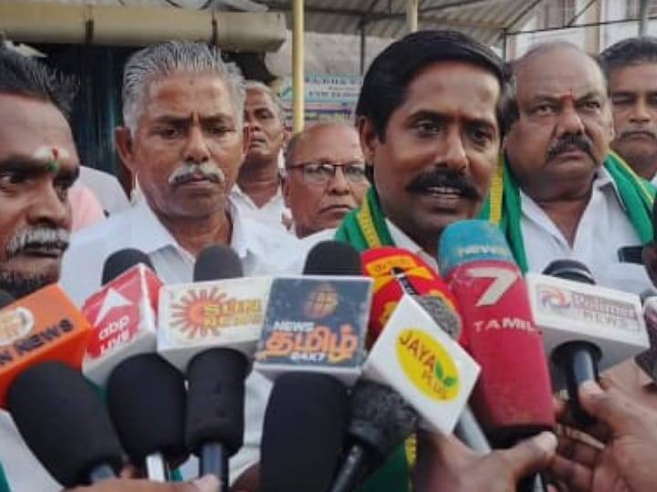 Karur news Protest against high power tower not being given full compensation - TNN உயர் மின் கோபுரத்துக்கான முழுமையான இழப்பீடு தரவில்லை  - கரூரில் விவசாயிகள் போராட்டம்