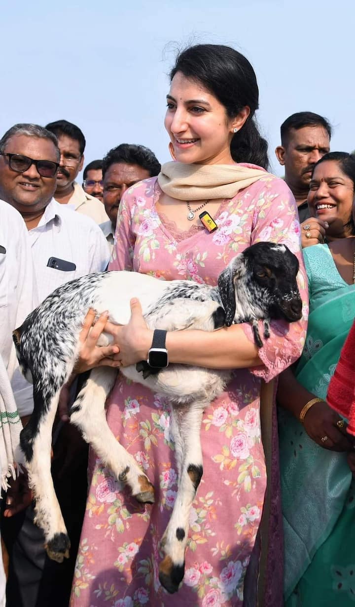 స్థానికంగా ఉన్న మహిళా రైతులతో ముచ్చటిస్తూ మేకపిల్లను ఎత్తుకున్న బ్రాహ్మణి