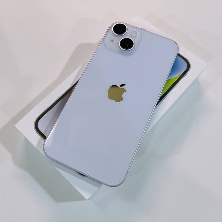 ਫੀਚਰਸ ਦੀ ਗੱਲ ਕਰੀਏ ਤਾਂ ਐਪਲ ਆਈਫੋਨ 14 'ਚ ਰੀਅਰ ਅਤੇ ਫਰੰਟ 'ਚ ਗਲਾਸ ਹੈ ਅਤੇ ਫਰੇਮ ਲਈ ਐਲੂਮੀਨੀਅਮ ਦੀ ਵਰਤੋਂ ਕੀਤੀ ਗਈ ਹੈ। ਇਸ ਆਈਫੋਨ 'ਚ 6.1 ਇੰਚ ਦੀ ਕੰਪੈਕਟ ਸੁਪਰ ਰੈਟੀਨਾ XDR OLED ਸਕਰੀਨ ਹੈ, ਜਿਸ ਦਾ ਰੈਜ਼ੋਲਿਊਸ਼ਨ 1170 x 2532 ਪਿਕਸਲ ਹੈ। ਸਕਰੀਨ ਵਿੱਚ ਡਾਲਬੀ ਵਿਜ਼ਨ ਸਪੋਰਟ ਅਤੇ 1200 ਨਾਈਟਸ ਦੀ ਪੀਕ ਬ੍ਰਾਈਟਨੈੱਸ ਹੈ। ਇਸ ਵਿੱਚ ਸਿਰੇਮਿਕ ਸ਼ੀਲਡ ਗਲਾਸ ਸੁਰੱਖਿਆ ਹੈ।