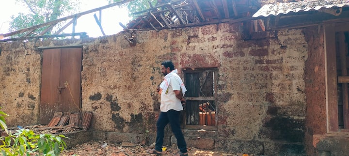 छत्रपती संभाजी महाराजांना औरंगजेबाने ज्या ठिकाणी कैद केले त्या सरदेसाई वाड्यास (बावडा ता. संगमेश्वर जि. रत्नागिरी) राष्ट्रवादीचे आमदार अमोल मिटकरी यांनी भेट दिली. यावेळी, ऐतिहासिक वास्तूची झालेली दूरवस्था पाहून त्यांनी सरकारकडे मागणी केली आहे.