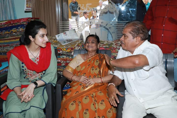 స్థానిక వ్యాపారులతో మంతనాలు