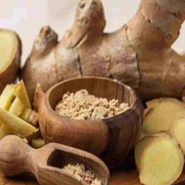 ਜੇਕਰ ਤੁਸੀਂ ਅਦਰਕ ਨੂੰ ਲੰਬੇ ਸਮੇਂ ਤੱਕ ਸਟੋਰ ਕਰਨਾ ਚਾਹੁੰਦੇ ਹੋ ਤਾਂ ਪਹਿਲਾਂ ਇਸ ਨੂੰ ਧੁੱਪ 'ਚ ਸੁਕਾ ਲਓ। ਜਦੋਂ ਅਦਰਕ ਚੰਗੀ ਤਰ੍ਹਾਂ ਸੁੱਕ ਜਾਵੇ ਤਾਂ ਇਸ ਦਾ ਬਰੀਕ ਪਾਊਡਰ ਬਣਾ ਕੇ ਸਟੋਰ ਕਰ ਲਓ। ਇਸ ਤਰ੍ਹਾਂ ਉਹ ਲੰਬੇ ਸਮੇਂ ਤੱਕ ਰਹਿਣਗੇ। ਜੇਕਰ ਅਦਰਕ ਦਾ ਟੁਕੜਾ ਕੱਟਿਆ ਹੋਇਆ ਹੈ ਤਾਂ ਤੁਸੀਂ ਇਸ ਨੂੰ ਜ਼ਿਪ ਲਾਕ ਬੈਗ 'ਚ ਵੀ ਰੱਖ ਸਕਦੇ ਹੋ। ਇਸ ਤਰ੍ਹਾਂ ਉਹ ਘੱਟੋ-ਘੱਟ ਤਿੰਨ ਹਫ਼ਤਿਆਂ ਤੱਕ ਖ਼ਰਾਬ ਨਹੀਂ ਹੋਣਗੇ।