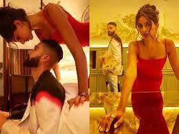 ਦੱਸ ਦੇਈਏ ਕਿ ਗਾਇਕੀ ਦੇ ਨਾਲ-ਨਾਲ ਏਪੀ ਢਿੱਲੋਂ ਆਪਣੀ ਨਿੱਜੀ ਜ਼ਿੰਦਗੀ ਨੂੰ ਲੈ ਸੁਰਖੀਆਂ ਵਿੱਚ ਰਹਿੰਦੇ ਹਨ। ਹੁਣ ਗਾਇਕ ਤੋਂ ਬਾਅਦ ਉਨ੍ਹਾਂ ਦੀ ਗਰਲਫ੍ਰੈਂਡ ਬਨੀਤਾ ਸੰਧੂ ਨੂੰ ਬੁਰੀ ਤਰ੍ਹਾਂ ਟ੍ਰੋਲ ਕੀਤਾ ਜਾ ਰਿਹਾ ਹੈ।