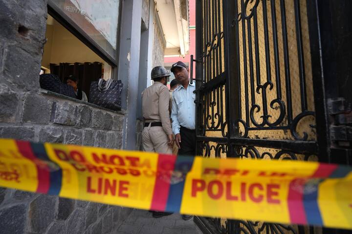 दिल्ली की शिक्षा मंत्री आतिशी का इस सिलसिले में बयान आया है. उन्होंने कहा कि बच्चों को स्कूल परिसर से निकाला गया है और दिल्ली पुलिस द्वारा परिसर की जांच की जा रही है. डीपीएस द्वारका के एक छात्र के पिता ने बताया, ''हमें स्कूल से मेसेज आया कि एक अपरिहार्य स्थिति के कारण आज स्कूल बंद रहेगा.''