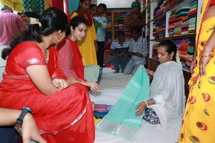 చీరల దుకాణంలో మహిళలతో ముచ్చటిస్తూ