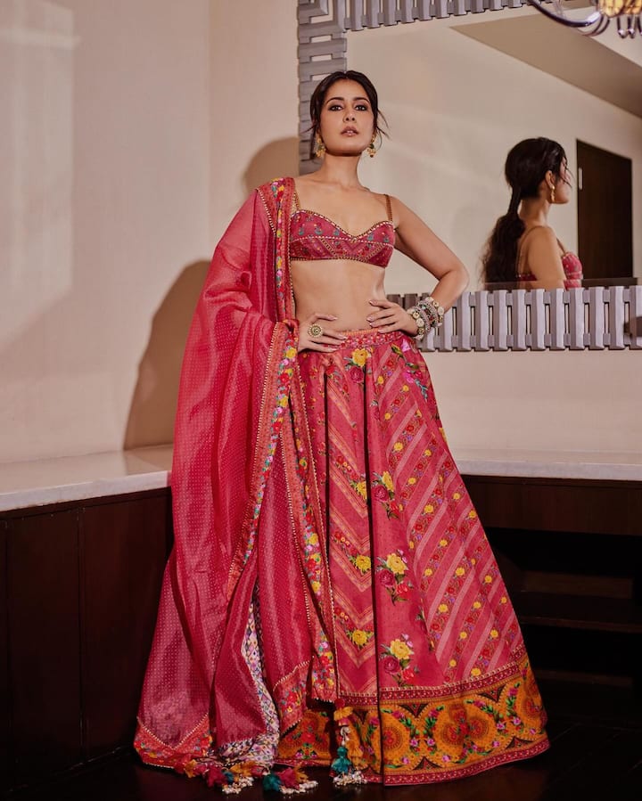 అమ్మడు అందాలు చూసి నెటిజన్లు ఫిదా అవుతున్నారు. Photo Credit: Raashii Khanna/Instagram