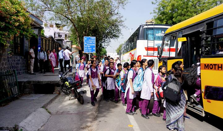 डीआईजी और अडिशनल सीपी शिवहरी मीना ने बताया कि डीपीएस नोएडा को मेल के जरिए धमकी दी गई है. नोएडा पुलिस, दमकल विभाग और बम डिस्पोजल स्क्वॉड घटनास्थल पर मौजूद हैं. बच्चों को वापस घर भेज दिया गया है.