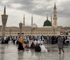 सऊदी अरब बाढ़ की चपेट में, मदीना में जोरदार बारिश.. देखें तस्वीरें